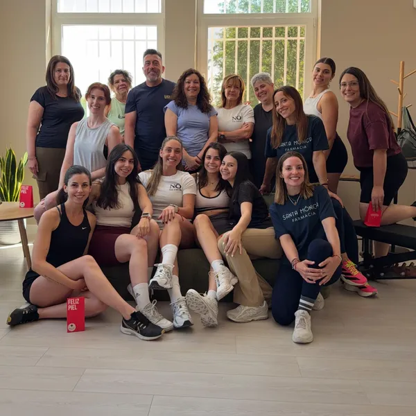 Grupo de clientas y clientes de NŌ·METHOD en el estudio